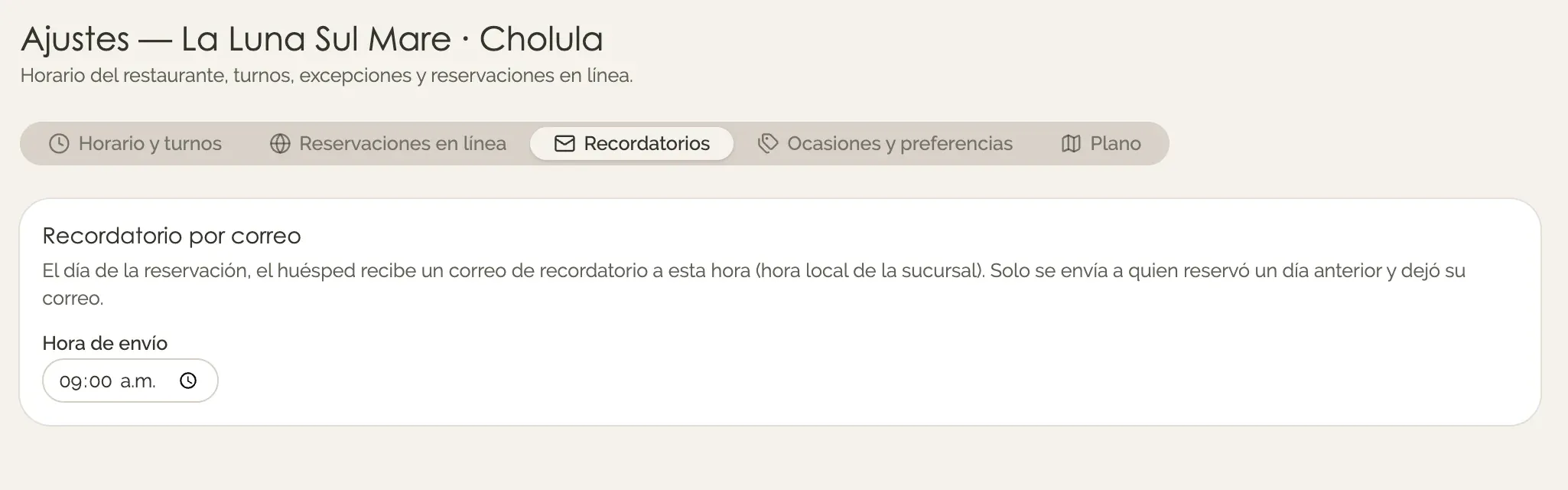 Ajustes de la sucursal, pestaña Recordatorios, con la hora de envío.