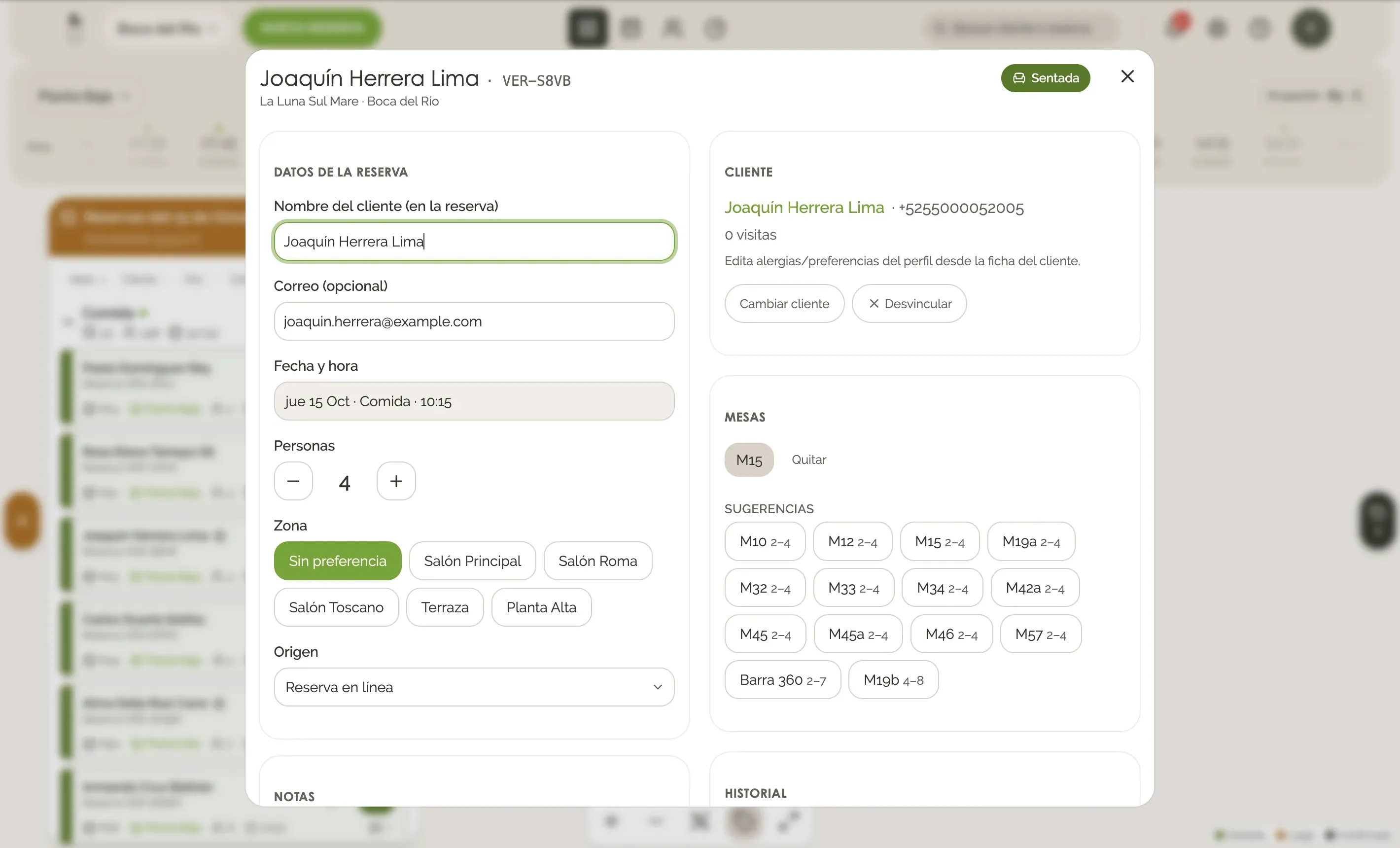 Detalle de una reserva con datos, mesas, cliente e historial.