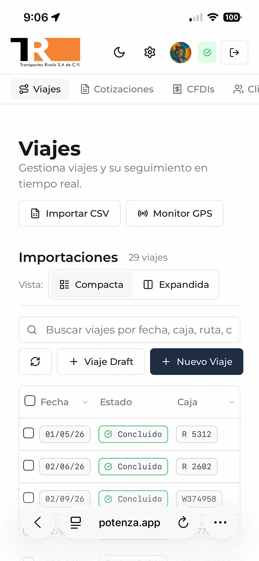 Lista de viajes en vista móvil (tema claro).